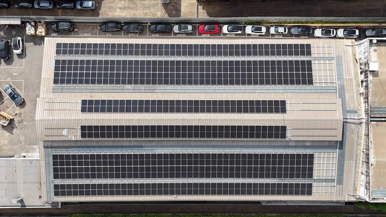 Sistema fotovoltaico em cobertura comercial