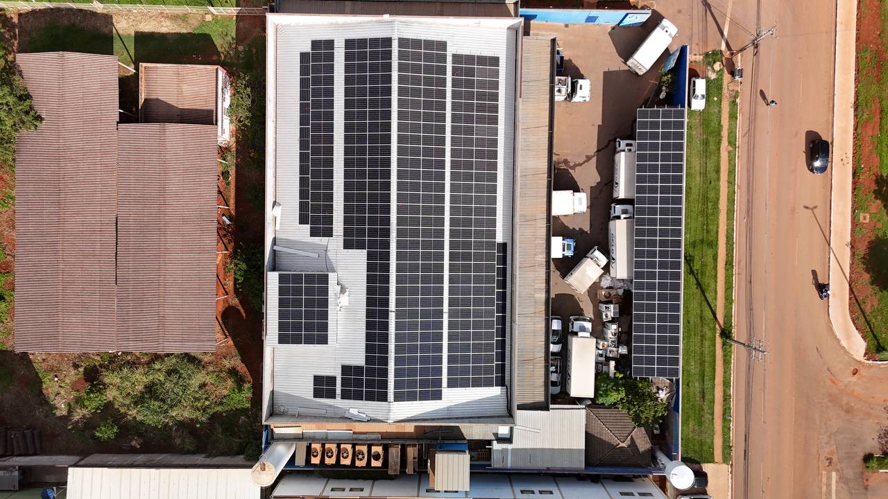 Planta industrial com sistema fotovoltaico