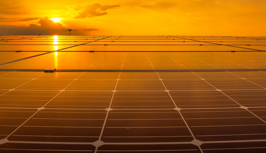 Painéis solares ao pôr do sol